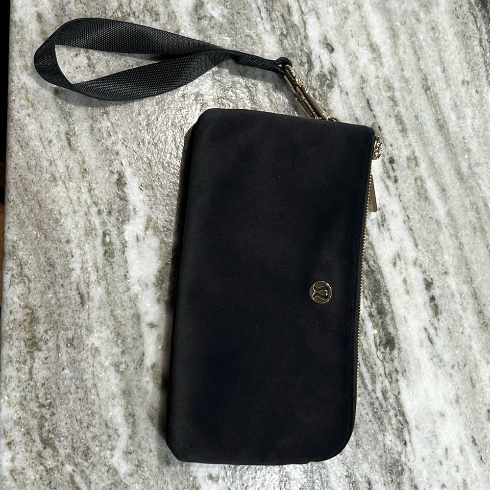 Lululemon wristlet black